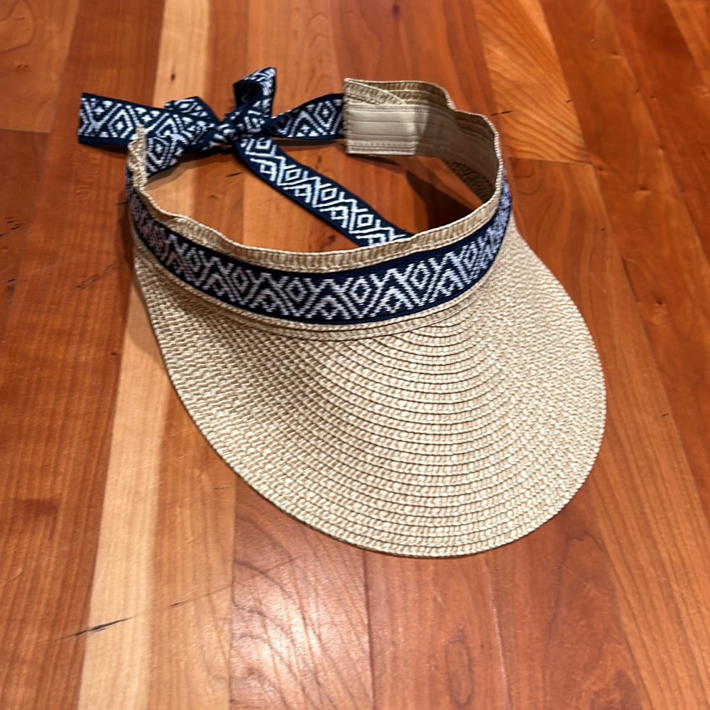 Womens sun visor with blue & white trim.